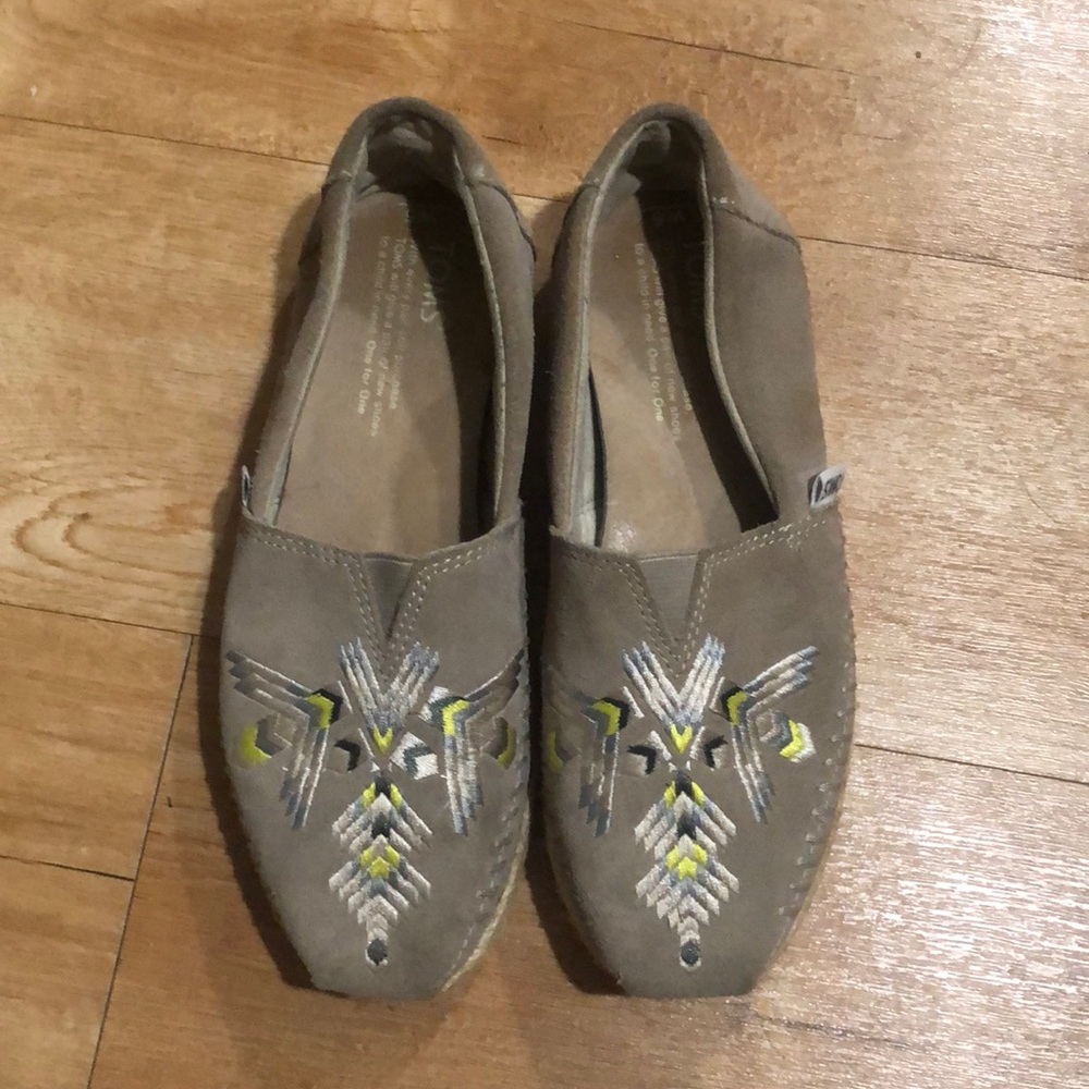 TOMS Arrows Embroidered Alpargata Sz 5